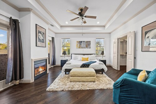 Fam Friendly 4 BDRM Home - Walk to Shops & Bars I Mins To DT & Convention Center