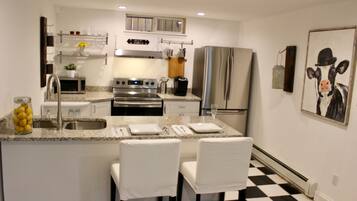 Refrigerador, microondas, horno, placa de cocina