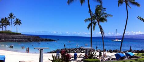 Beach nearby, sun loungers, beach towels