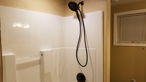Badewanne, Haartrockner, Handtücher, Seife