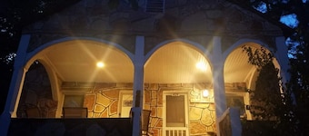 Cotter Rock Cottage, Historic Cotter AR. Near River "Trout Capital USA"