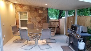 Outdoor dining - Cotter Rock Cottage, Historic Cotter AR. Near River "Trout Capital USA" (Cotter)