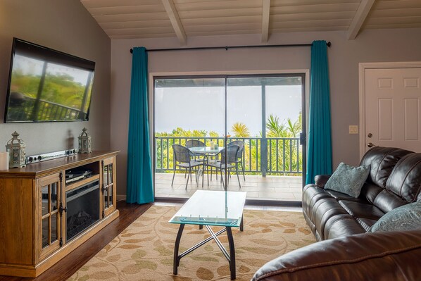 Smart-TV, Kamin, Videospiele, Bücher