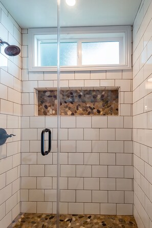Bathtub, hair dryer, towels, soap - Ocean View Guest home at Cool Elevation! - 10 mins from Airport & Town (Kailua-Kona)