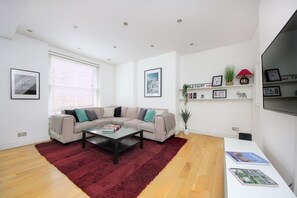 Smart TV - 110 m² luxury two-bed apartment in Earls Court (London)