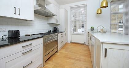 110 m² luxury two-bed apartment in Earls Court