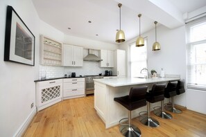 Fridge, microwave, oven, stovetop - 110 m² luxury two-bed apartment in Earls Court (London)