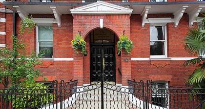 110 m² luxury two-bed apartment in Earls Court