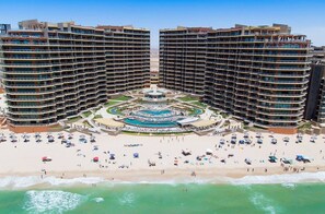 En la playa, camastros y toallas de playa 