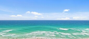 17th Floor Beachfront at Pelican, Stunning View, 3 Pools, Beach Chairs, Wifi