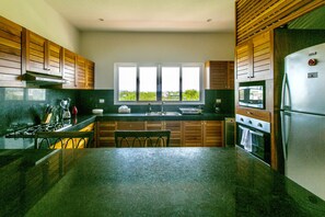 Fridge, microwave, oven, stovetop - Luxury condo rooftop pool with 360° ocean views (Isla Mujeres)