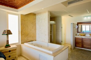 Badewanne, Haartrockner, Handtücher, Seife