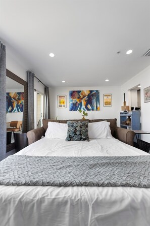 2 bedrooms, iron/ironing board, free WiFi, bed sheets - Downtown Nashville River Oasis - Wonderful 2BR/2BA with Pool, Gym, FREE PARKING! (Nashville)