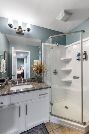 Combined shower/bathtub, hair dryer, towels