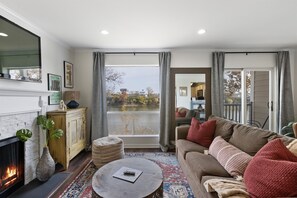 Smart TV, DVD player - Downtown Nashville River Oasis - Wonderful 2BR/2BA with Pool, Gym, FREE PARKING! (Nashville)