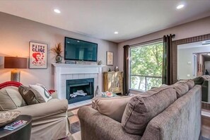 Smart TV, DVD player - Downtown Nashville River Oasis - Wonderful 2BR/2BA with Pool, Gym, FREE PARKING! (Nashville)