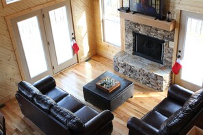 Televisión, chimenea, reproductor de DVD y videoteca 