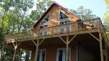 Enjoy a peaceful retreat in this cabin with a balcony and a cozy porch area.