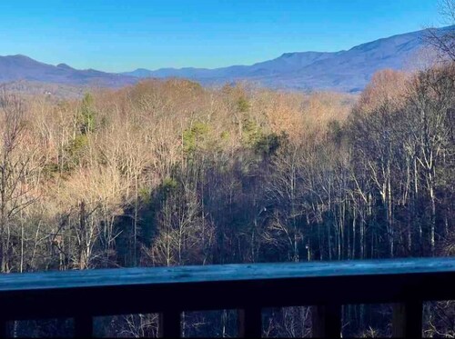 Very Private Mountain-View Log Cabin with Hot Tub