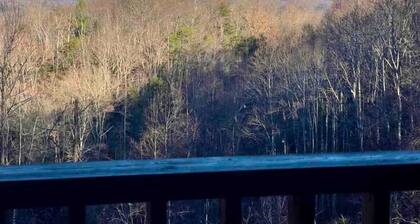 Very Private Mountain-View Log Cabin with Hot Tub