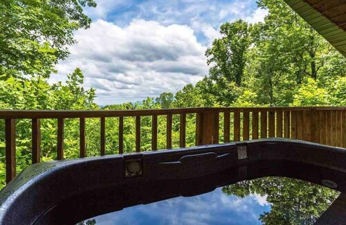 Very Private Mountain-View Log Cabin with Hot Tub