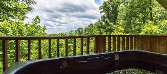 Very Private Mountain-View Log Cabin with Hot Tub