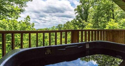 Very Private Mountain-View Log Cabin with Hot Tub