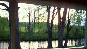 Une vue sur une rivière, avec des arbres et un quai.