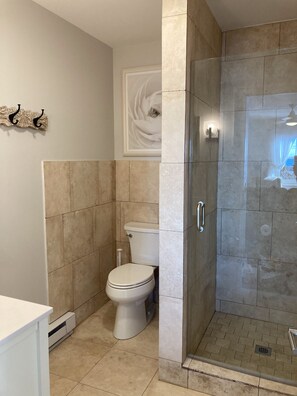 Dusj, hårføner, håndklær og såpe