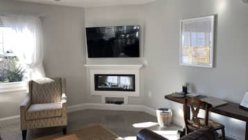 Smart TV, fireplace, books, stereo