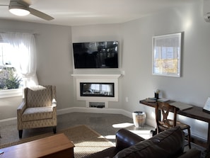 Smart TV, fireplace, books, stereo