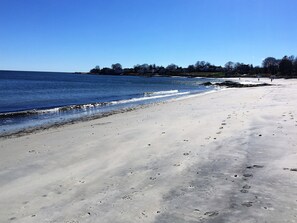 Beach nearby, sun-loungers, beach towels
