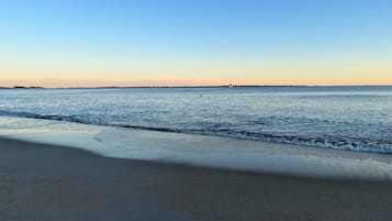 Beach nearby, sun loungers, beach towels