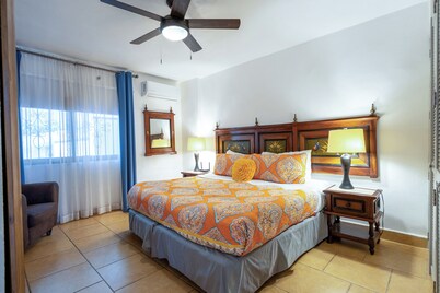 Beachfront Condo on Los Muertos Beach, Puerto Vallarta / Romantic Zone / Amapas