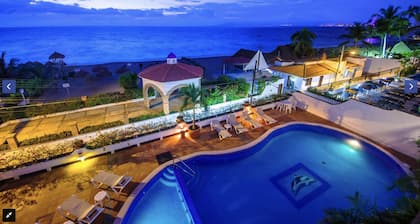 Beachfront Condo on Los Muertos Beach, Puerto Vallarta / Romantic Zone / Amapas