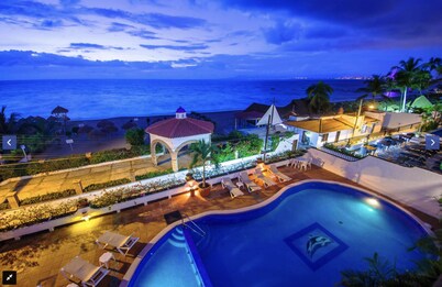 Beachfront Condo on Los Muertos Beach, Puerto Vallarta / Romantic Zone / Amapas