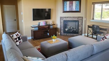 TV connectée, cheminée, lecteur de DVD, baby-foot