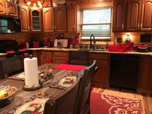 Fridge, microwave, oven, stovetop -  Specials “Luxury Vacation Home” 1 Gb WIFI, Jacuzzi, Roku, Game Room (Pigeon Forge)