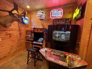 Games room -  Specials “Luxury Vacation Home” 1 Gb WIFI, Jacuzzi, Roku, Game Room (Pigeon Forge)