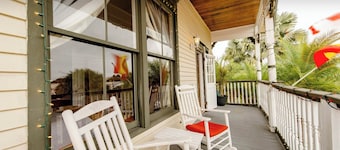 1880 Victorian In Heart Of Downtown 