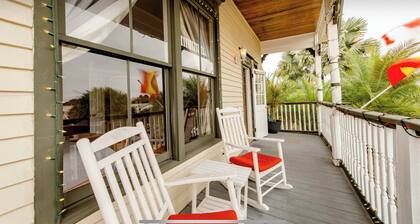 1880 Victorian In Heart Of Downtown