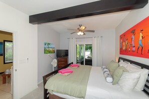 1 bedroom, in-room safe, iron/ironing board, free WiFi - 1 Bedroom Waterfront Retreat w/ Dock Close to Dining, Diving, and Westend (West End)