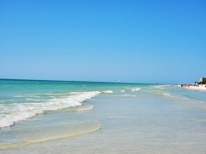 Playa en los alrededores, camastros y toallas de playa