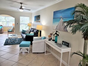 Smart TV, reproductor de DVD, libros y estéreo 