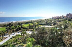 Plage, chaises longues, serviettes de plage