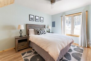 3 bedrooms, iron/ironing board, WiFi, bed sheets