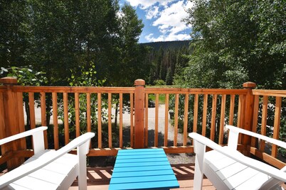 Bright w/ High Ceilings & Deck - 2 Blocks from Elk in Quiet Corner of Town w/EV!