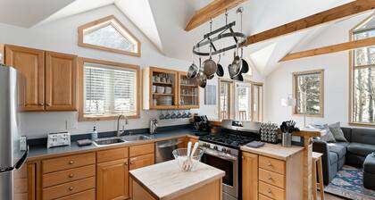 Bright w/ High Ceilings & Deck - 2 Blocks from Elk in Quiet Corner of Town w/EV!