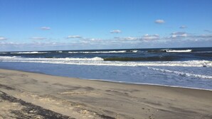 Nær stranden og solsenger