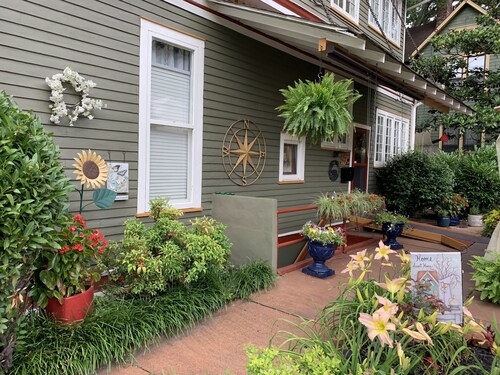 Bear House 1890, Wheland Wing, Upgraded Detailed Amenities, Walk to Cafes, Shops